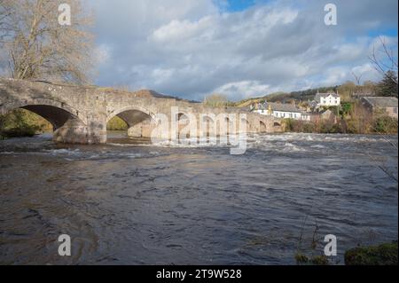 Pont routier en pierre sur la rivière Usk à Crickhowell Banque D'Images