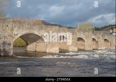 Pont routier en pierre sur la rivière Usk à Crickhowell Banque D'Images