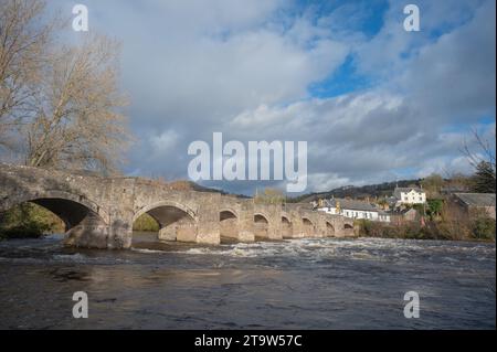 Pont routier en pierre sur la rivière Usk à Crickhowell Banque D'Images