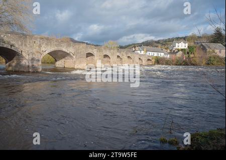 Pont routier en pierre sur la rivière Usk à Crickhowell Banque D'Images