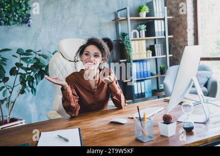 Portrait d'élégant financier dame assis chaise communiquer collègues bavarder lieu de travail loft intérieur bureau intérieur à l'intérieur Banque D'Images