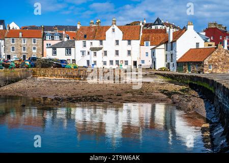 Reflets colorés de bâtiments rénovés sur le quai de la ville côtière écossaise de Pittenweem dans East Neuk de Fife, Écosse, Royaume-Uni Banque D'Images