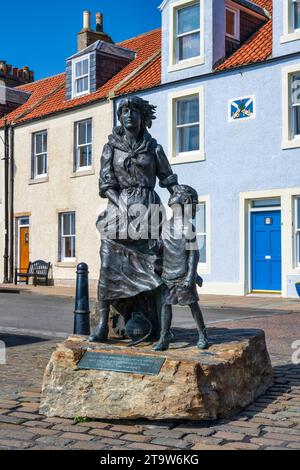 Pittenweem Fishermen's Memorial sur Mid Shore Road dans la ville côtière écossaise de Pittenweem dans East Neuk de Fife, Écosse, Royaume-Uni Banque D'Images