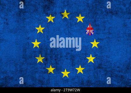 brexit bleu Union européenne drapeau de l'UE sur la texture grunge avec baisse et drapeau de la grande-bretagne à l'intérieur, votez pour référendum royaume-uni concept de sortie Banque D'Images