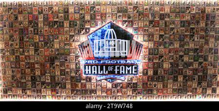 Canton, Ohio, États-Unis - 3 août 2023 : une photo d'un logo de Temple de la renommée de football entouré de nombreuses cartes de football des membres. Banque D'Images