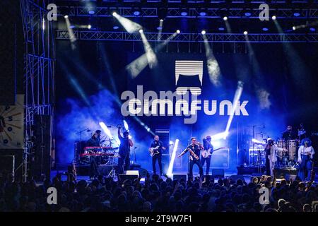 Santiago de Compostela, Espagne - 25 juillet, 2023 : des gens heureux appréciant la performance de l'incroyable groupe Cimafunk Banque D'Images