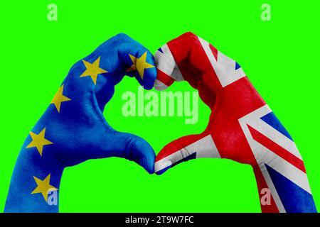 brexit, les mains de l'homme en forme de coeur modelé avec le drapeau de l'Union européenne bleue et le drapeau de la grande-bretagne royaume-uni sur fond d'écran vert chroma key, vote référendum pour le concept de sortie du royaume-uni Banque D'Images