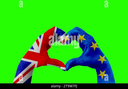 brexit, les mains de l'homme en forme de coeur modelé avec le drapeau de l'Union européenne bleue et le drapeau de la grande-bretagne royaume-uni sur fond d'écran vert chroma key, vote référendum pour le concept de sortie du royaume-uni Banque D'Images