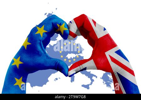 brexit, les mains de l'homme en forme de cœur modelé avec le drapeau de l'Union européenne bleue et drapeau de la grande-bretagne royaume-uni sur la carte de l'europe avec des étoiles jaunes, vote référendum pour le concept de sortie du royaume-uni Banque D'Images