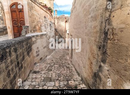 Ancienne rue typique et escaliers vue de Matera sous ciel bleu . Matera en Italie l'UNESCO Capitale Européenne de la Culture 2019 Banque D'Images