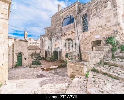 Ancienne rue typique et escaliers vue de Matera sous ciel bleu . Matera en Italie l'UNESCO Capitale Européenne de la Culture 2019 Banque D'Images