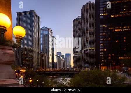 Architecture de grande hauteur le long d'une rivière Chicago au coucher du soleil Banque D'Images