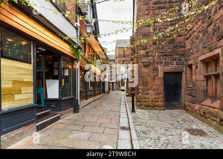 Ruelle pavée déserte bordée de vieux buidings en pierre et de restaurants dans un quartier central historique Banque D'Images