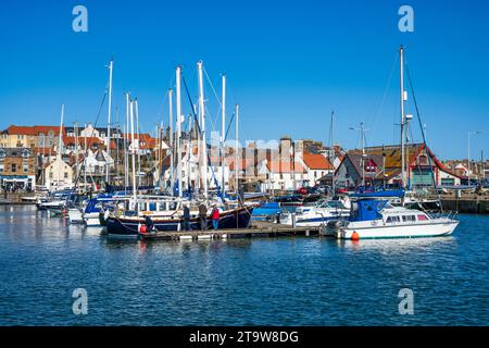 Yachts et bateaux amarrés dans la marina de la ville côtière écossaise d'Anstruther dans East Neuk de Fife, Écosse, Royaume-Uni Banque D'Images