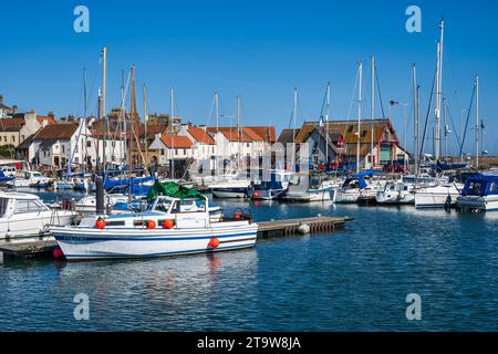 Yachts et bateaux amarrés dans la marina de la ville côtière écossaise d'Anstruther dans East Neuk de Fife, Écosse, Royaume-Uni Banque D'Images