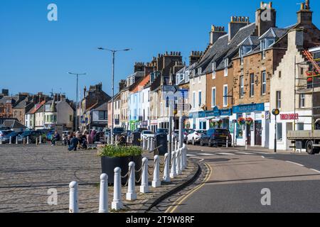 Boutiques, cafés et restaurants sur Shore Street dans la ville côtière écossaise d'Anstruther dans East Neuk de Fife, Écosse, Royaume-Uni Banque D'Images