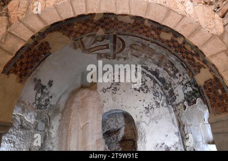 Real Monasterio de San Juan de la Peña (roman, 10-12e siècle). Église mozarabe, abside gauche avec des peintures de martyre de San Cosme et san Dam Banque D'Images