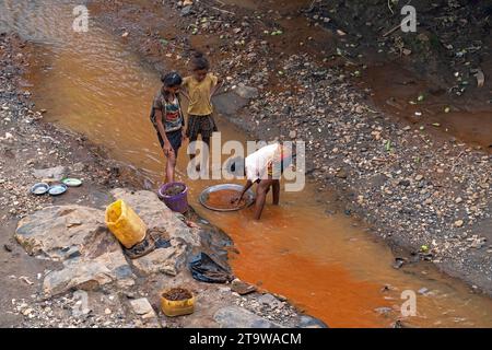 Des jeunes filles à la recherche d’or en cours d’eau à Dabolava, village de mineurs d’or près de Miandrivazo, région de Menabe, hauts plateaux centraux, Madagascar, Afrique Banque D'Images