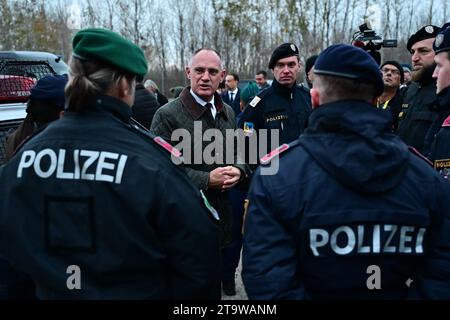 Roszke, Hongrie. 27 novembre 2023. Le ministre autrichien de l'intérieur Gerhard Karner (M) s'entretient avec des policiers autrichiens lors d'une visite à la frontière entre la Hongrie et la Serbie, près du village de Roszke, en Hongrie. Crédit : Marton Monus/-/dpa/Alamy Live News Banque D'Images