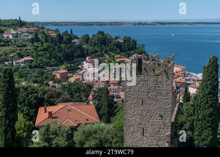 Vue aérienne emblématique de la ville de pêche portuaire de Piran, Slovénie sur la riviera de la mer Adriatique dans la mer Méditerranée Banque D'Images