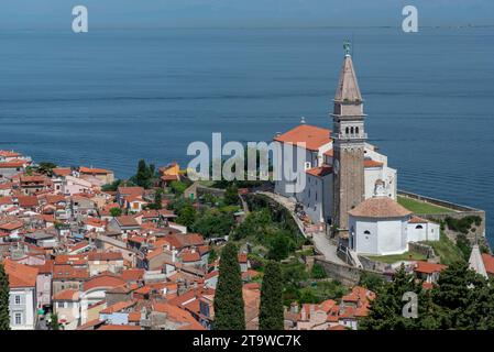 Vue aérienne emblématique de la ville de pêche portuaire de Piran, Slovénie sur la riviera de la mer Adriatique dans la mer Méditerranée Banque D'Images