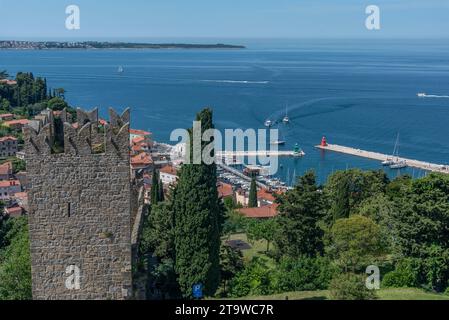 Vue aérienne emblématique de la ville de pêche portuaire de Piran, Slovénie sur la riviera de la mer Adriatique dans la mer Méditerranée Banque D'Images