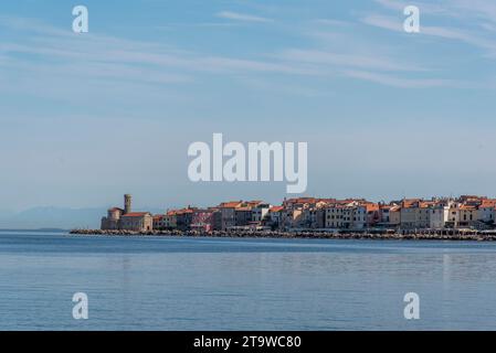 Vue aérienne emblématique de la ville de pêche portuaire de Piran, Slovénie sur la riviera de la mer Adriatique dans la mer Méditerranée Banque D'Images