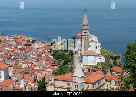 Vue aérienne emblématique de la ville de pêche portuaire de Piran, Slovénie sur la riviera de la mer Adriatique dans la mer Méditerranée Banque D'Images