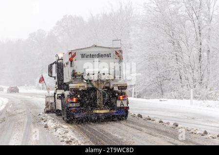 Starke Schneefälle im Taunus BEI starken Schneefällen kommt es auf der Bundesstraße 456 am Saalburgpass zu erheblichen Behinderungen im Straßenverkehr. für die Höhenlagen des Taunus gilt eine Unwetterwarnung vor starkem Schneefall., Bad Homburg Deutschland *** fortes chutes de neige dans la région de Taunus de fortes chutes de neige perturbent considérablement la circulation routière sur la route fédérale B456 au col de Saalburg Un avertissement de fortes chutes de neige est en vigueur pour les hautes altitudes de la région de Taunus, Bad Homburg Allemagne crédit: Imago/Alamy Live News Banque D'Images