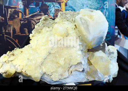 NEW DELHI - 22 NOVEMBRE 2023 : une plaque de calcite est exposée au pavillon du ministère des Mines lors de la 42e foire commerciale internationale de l'Inde Banque D'Images