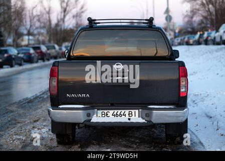 Kiev, Ukraine. 27 novembre 2023. Vue arrière de la camionnette Nissan Navara grise garée à l'extérieur en hiver Banque D'Images