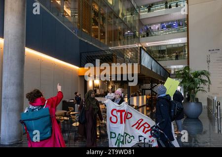 Londres, Royaume-Uni. 24 novembre 2023. Parents, bébés et tout-petits de parents pour la Palestine manifestent à l'intérieur d'un bâtiment contenant les bureaux de la société d'armes BAE Systems pour appeler à un cessez-le-feu à Gaza et pour que le gouvernement britannique cesse de vendre des armes à Israël. Parents pour la Palestine manifestait en solidarité avec les familles palestiniennes à Gaza, où plus de 5 800 enfants ont été tués dans les frappes aériennes israéliennes depuis le 7 octobre 2023, selon le ministère palestinien de la Santé. Crédit : Mark Kerrison/Alamy Live News Banque D'Images