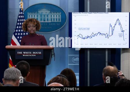 Washington, États-Unis. 27 novembre 2023. Karine Jean-Pierre, attachée de presse de la Maison Blanche, parle de l'inflation lors d'une conférence de presse dans la salle de presse James Brady de la Maison Blanche à Washington, DC, États-Unis, le 27 novembre 2023. Crédit : SIPA USA/Alamy Live News Banque D'Images