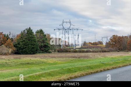 Grands pylônes électriques laissant une centrale nucléaire hors de la difference dans le countyside Banque D'Images