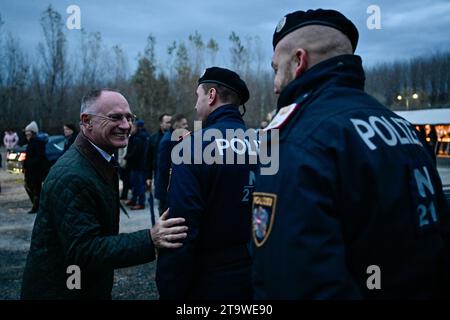 Roszke, Hongrie. 27 novembre 2023. Le ministre autrichien de l'intérieur Gerhard Karner s'entretient avec des policiers autrichiens lors d'une visite à la frontière entre la Hongrie et la Serbie, près du village de Roszke, en Hongrie. Crédit : Marton Monus/dpa/Alamy Live News Banque D'Images