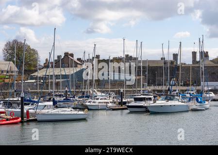 Petits bateaux amarrés dans le port de Caernarfon sur la côte du nord du pays de Galles. Banque D'Images