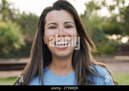Portrait de femme mûre heureuse souriant à la caméra en plein air dans City Park. Concept de style de vie des personnes réelles Banque D'Images