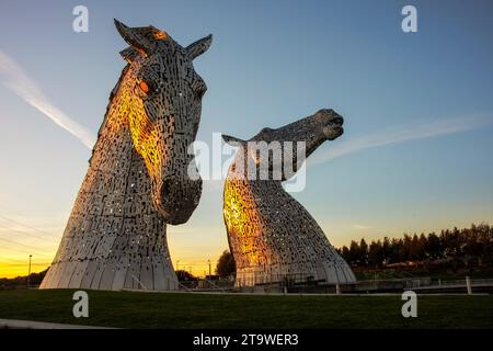 Les Kelpies, sculptures en tête de cheval de 30 mètres de haut (98 pieds) représentant des kelpies, à Grangemouth, en Écosse., photographiées à la lumière du coucher du soleil.. Banque D'Images