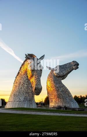 Les Kelpies, sculptures en tête de cheval de 30 mètres de haut (98 pieds) représentant des kelpies, à Grangemouth, en Écosse., photographiées à la lumière du coucher du soleil.. Banque D'Images