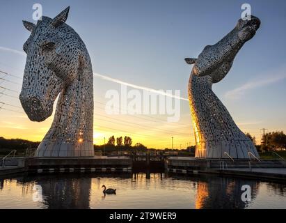 Les Kelpies, sculptures en tête de cheval de 30 mètres de haut (98 pieds) représentant des kelpies, à Grangemouth, en Écosse., photographiées à la lumière du coucher du soleil.. Banque D'Images