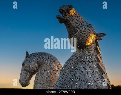 Les Kelpies, sculptures en tête de cheval de 30 mètres de haut (98 pieds) représentant des kelpies, à Grangemouth, en Écosse., photographiées à la lumière du coucher du soleil.. Banque D'Images