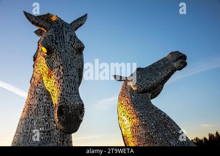 Les Kelpies, sculptures en tête de cheval de 30 mètres de haut (98 pieds) représentant des kelpies, à Grangemouth, en Écosse., photographiées à la lumière du coucher du soleil.. Banque D'Images