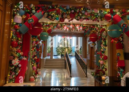 Washington DC, États-Unis. 27 novembre 2023. La Maison Blanche à Washington, DC décoré pour les vacances d'hiver 2023, avec le thème "magie, merveille et joie", dans l'entrée de l'aile est regardant vers "l'arbre d'étoile d'or" le 27 novembre 2023. Crédit : Chris Kleponis/CNP/MediaPunch crédit : MediaPunch Inc/Alamy Live News Banque D'Images