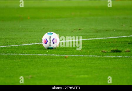 RheinEnergieStadion Cologne Allemagne 24.11.2023, football : Bundesliga saison 2023/24, matchday12, 1.FC Koeln (KOE) vs FC Bayern Muenchen (FCB) - Derbystar ballon officiel du match Banque D'Images