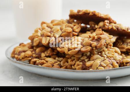 Un tas de biscuits traditionnels aux arachides portugais connus sous le nom de Bolachas de Amendoim sur l'assiette grise Banque D'Images