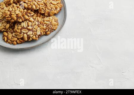 Un tas de biscuits traditionnels aux arachides portugais connus sous le nom de Bolachas de Amendoim sur l'assiette grise Banque D'Images