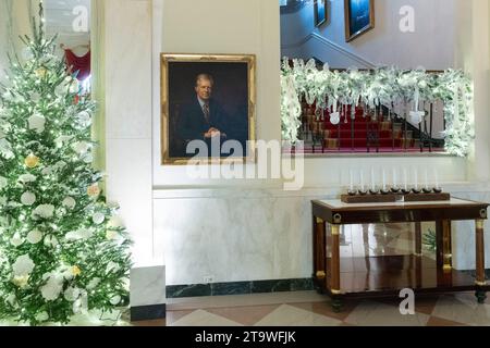 Washington, Vereinigte Staaten. 27 novembre 2023. Un portrait de l’ancien président américain Jimmy carter est accroché dans le Cross Hall près du Grand Staircase, juste à l’extérieur de la salle est de la Maison Blanche à Washington, DC décoré pour les vacances d’hiver 2023, avec le thème « magie, merveille et joie, 27 novembre 2023. Crédit : Chris Kleponis/CNP/dpa/Alamy Live News Banque D'Images