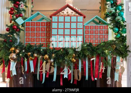 Décorations dans la salle est de la Maison Blanche à Washington, DC décoré pour les vacances d'hiver 2023, avec le thème âMagic, Wonder and Joy,â 27 novembre 2023. Crédit : Chris Kleponis/CNP Banque D'Images