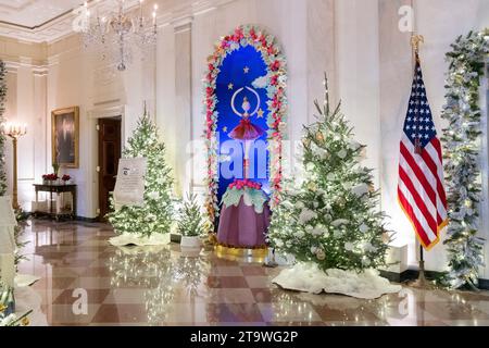 Washington DC, États-Unis. 27 novembre 2023. La salle est de la Maison Blanche à Washington, DC décorée pour les vacances d’hiver 2023, avec le thème « magie, émerveillement et joie », 27 novembre 2023. Crédit : Chris Kleponis/CNP/MediaPunch crédit : MediaPunch Inc/Alamy Live News Banque D'Images