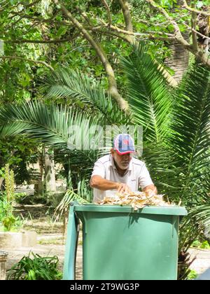 Gardner s'occupe de Park Maintenance Banque D'Images